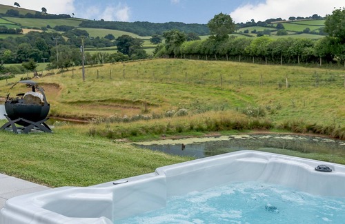 Tiverton Cottage | 8 bedroom accommodation in Cadeleigh, near Tiverton