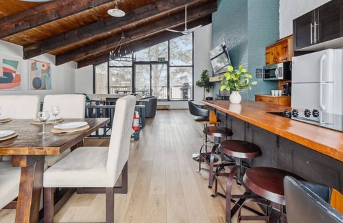 The Blue Mountains Ski Chalet | 8 Bedroom Blue Mountain Chalet with Ping-Pong - 218 Arlberg