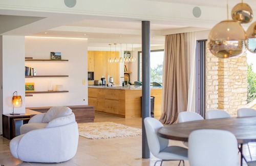 Gordes Villa | 8-bedroom luxury villa with pool