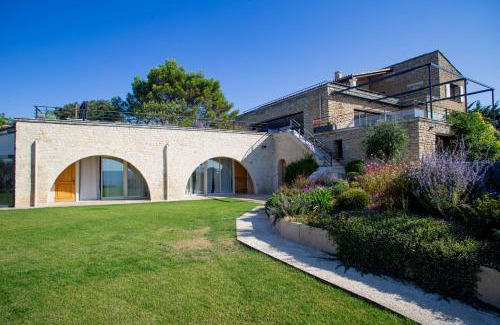 Gordes Villa | 8-bedroom luxury villa with pool