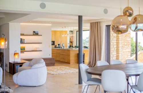 Gordes Villa | 8-bedroom luxury villa with pool