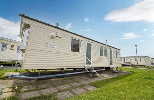 Walton on the Naze House | 8 berth caravan for hire at Naze Marine holiday park ref 17015D