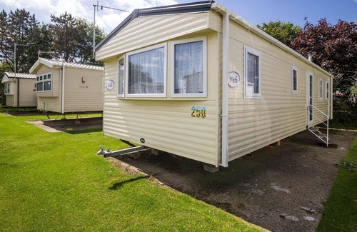 Hopton House | 8 berth caravan for hire near Great Yarmouth at Broadland Sands ref 20250BS