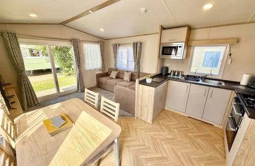 Clacton-on-Sea House | 8 berth caravan for hire near Clacton-on-Sea in Essex ref 26281E