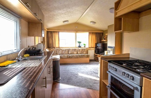Clacton-on-Sea House | 8 berth caravan with WiFi at Seawick Holiday Park ref 27025R