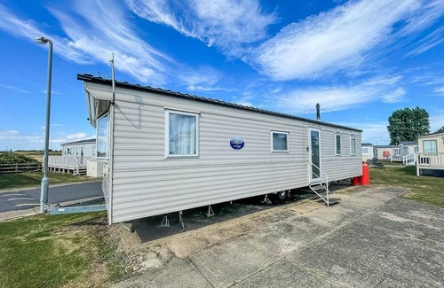 Clacton-on-Sea House | 8 berth caravan with WiFi at Seawick Holiday Park ref 27025R
