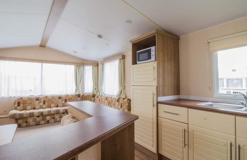 Hopton House | 8 berth dog friendly caravan for hire at Broadland Sands in Suffolk ref 20370BS