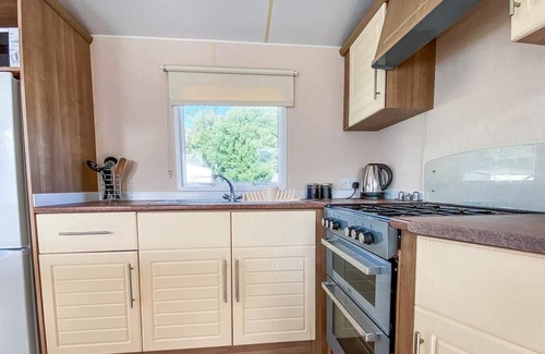Hopton House | 8 berth dog friendly caravan for hire at Broadland Sands in Suffolk ref 20370BS