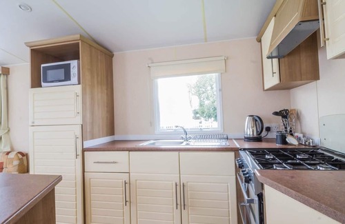 Hopton House | 8 berth dog friendly caravan for hire at Broadland Sands in Suffolk ref 20370BS