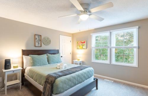 Pawleys Island House | 8-Guest Cozy Escape with Fire Pit & Hot Tub!
