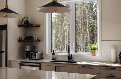 Amherst Ski Chalet | 8+ Guests | HOT TUB & FIREPLACE | Tremblant Getaway