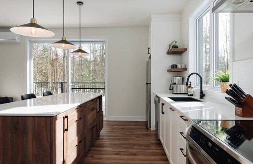 Amherst Ski Chalet | 8+ Guests | HOT TUB & FIREPLACE | Tremblant Getaway