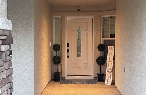 Clovis House | 8 min. to Oldtown Clovis CA Nice No Smoking home, HotTub and park across the str