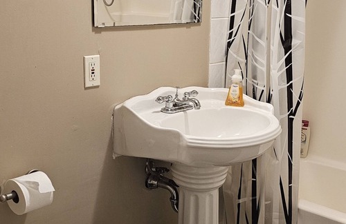Panorama Hills House | 8 minutes to Airport Spacious suite close to Amenities. 20 mins to Downtown
