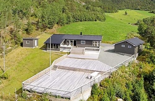 Snillfjord House | 8 person holiday home in Sundlandet