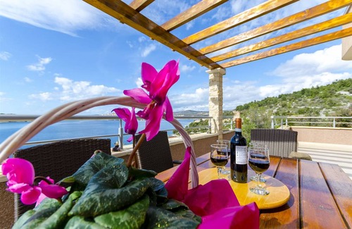 Rogoznica Apartment | 80 m² Apartment ∙ 3 bedrooms ∙ 6 guests