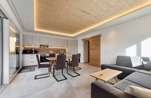 Bichlbach Apartment | 80 m² Moderne Ferienwohnung mit Balkon, Gratis Badesee, 100 m bis zum Skigebiet