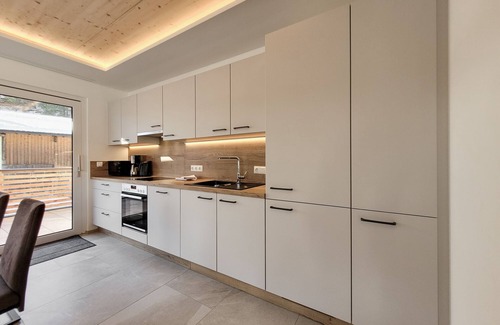 Bichlbach Apartment | 80 m² Moderne Ferienwohnung mit Balkon, Gratis Badesee, 100 m bis zum Skigebiet
