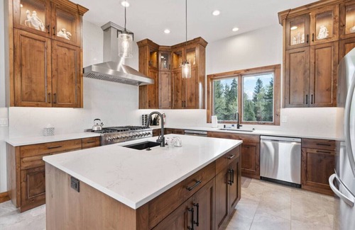 Island Park House | 8000+ SQ FT Luxe Mountain Lodge | 85 Acres| 8BR | Hot Tub, Views & Privacy in Island Park