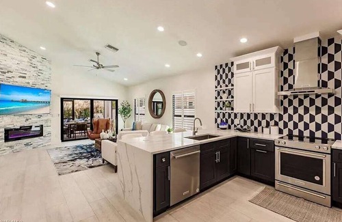 Naples Park House | 819 Tropical Bliss · Heated Pool/Spa · Walk2Beach