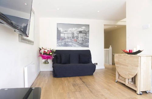Ravenscourt Park Apartment | 82 m² Apartment ∙ 3 bedrooms ∙ 10 guests