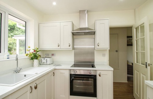 Ludlow Cottage | 83 GREENACRES, family friendly, with a garden in Ludlow