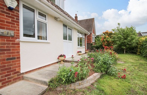 Ludlow Cottage | 83 GREENACRES, family friendly, with a garden in Ludlow