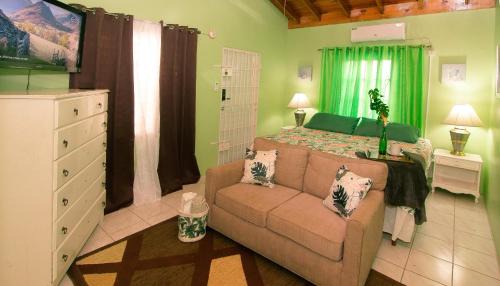 Gordon Town House | 876 JA Oasis & Homestay - by Kingston Airport