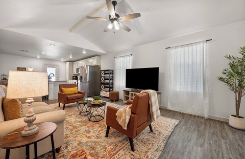Southgate House | 88 Urban Nook , Cozy 3BR , Sleeps 6 , Grill , Pets + Fenced Yard