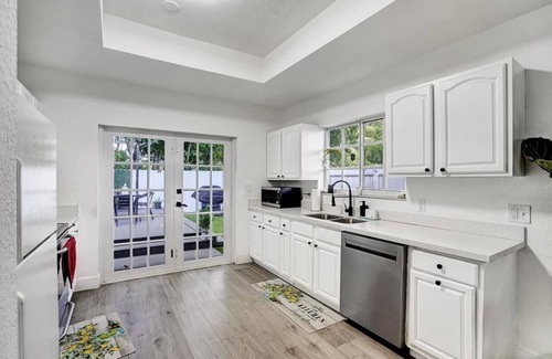 Buena Vista House | 8BR/4BA Spacious House | Sleeps 20~Pool~Fenced Yd