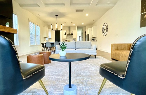 Charlotte House | 8BR Southend Walk to Everything Sleeps 20