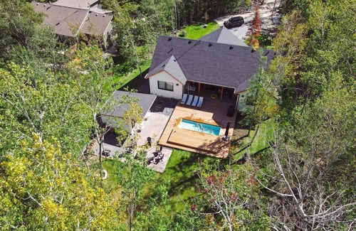 Lac du Bonnet Cottage | 8TH ESCAPE w/Plunge Pool, Hot Tub, Sauna backing onto 8th Hole on Granite Hills