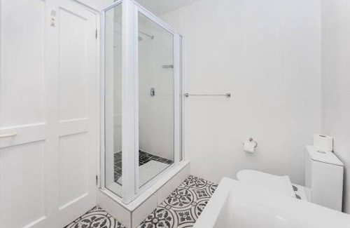 Shaka's Rock Apartment | 8TheIslands-Endless Ocean Views