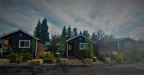 West Yellowstone Resort | 9 Bar W Cabins