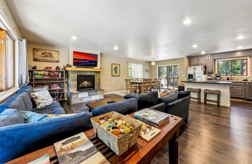Tahoe Paradise Cabin | 9 Beds, Hot Tub, Dog Friendly, Fenced Yard, Game Room with Pool Table, Near Heavenly