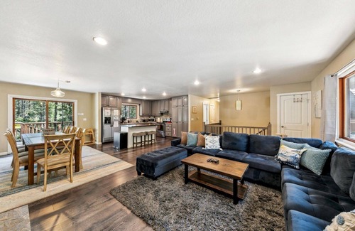 Tahoe Paradise Cabin | 9 Beds, Hot Tub, Dog Friendly, Fenced Yard, Game Room with Pool Table, Near Heavenly