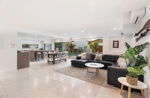 Sunshine Beach House | 9 Depper Street - Large Residence Entire 6 Bed House