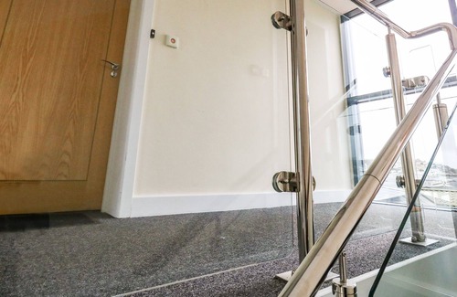 West Bay Apartment | 9 DRIFTWOOD, family friendly, character holiday cottage in West Bay