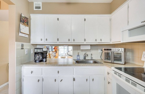 Lauderdale Lakes Condo | 9 Mi to Pompano Beach: Condo w/Resort Perks!