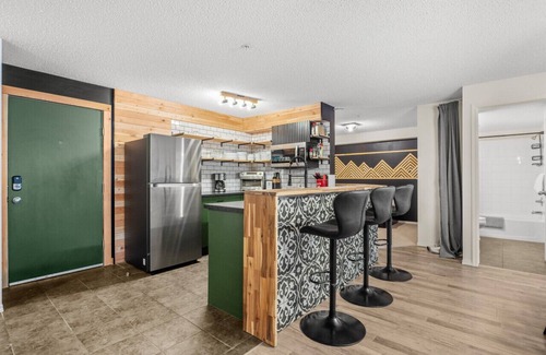 East Kootenay Apartment | 9 Peaks⛷| Scandinavian | Pool | Hot Tub | Beach