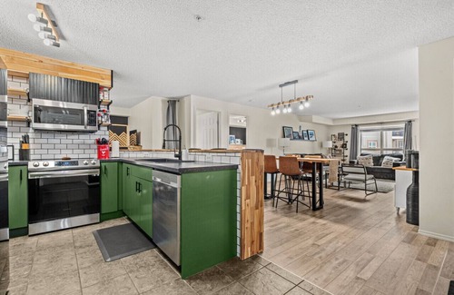 East Kootenay Apartment | 9 Peaks⛷| Scandinavian | Pool | Hot Tub | Beach