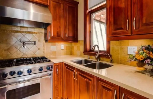 West Vancouver House | 9000 sqft Mansion Heated Pool Hottub Sauna and Theater