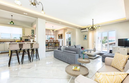 Houdetsi Villa | 90m2 Pool, Pool, basket, playground, soccer, volley and more!