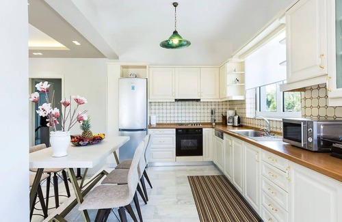 Houdetsi Villa | 90m2 Pool, Pool, basket, playground, soccer, volley and more!