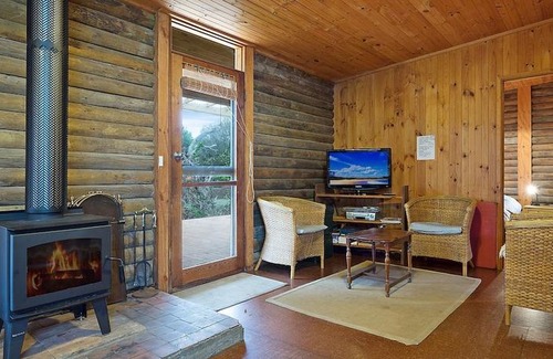 Dalmeny House | 98 Ocean Parade - Rustic Log Cabin