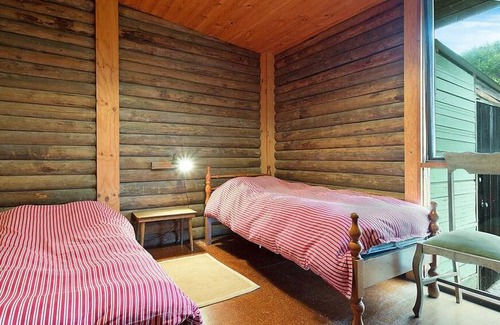 Dalmeny House | 98 Ocean Parade - Rustic Log Cabin