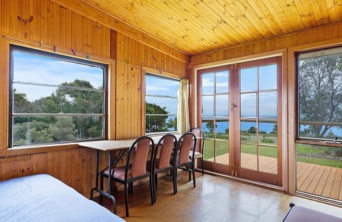 Dalmeny House | 98 Ocean Parade - Rustic Log Cabin