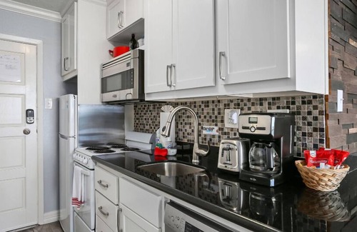 Galveston Condo | 9th Floor-Beachfront! Studio Condo, Pool, Private Balcony