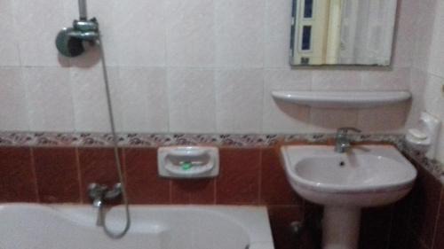 Al-Muntazah Apartment | A 3-BR apt w FP, GV & 20 min to the sea & Muntazah