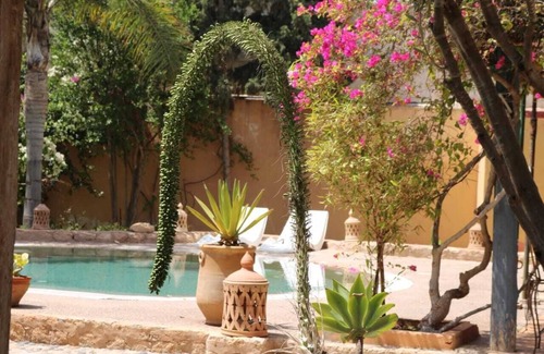 Ghazoua Villa | A 5 Minutes de la Ville, 7 Chambres,16 Couchages,piscine, Petit Déjeuner Inclus